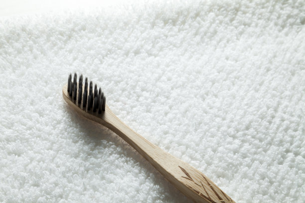 牙刷在桌子上图片下载