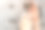 一个男人的手拧在天花板上的吊灯的天花板灯的特写图片下载