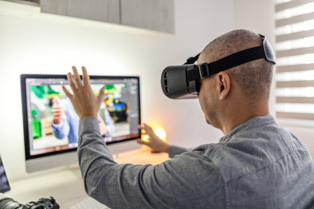 体验虚拟现实。3d游戏产业。一名男子在家中测试了一种虚拟现实装置，即躺着的衣服。编程3d照片和体验图片下载