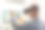 体验虚拟现实。3d游戏产业。一名男子在家中测试了一种虚拟现实装置，即躺着的衣服。编程3d照片和体验图片下载