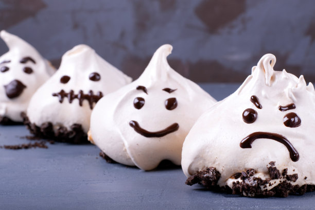 滑稽的蛋白酥皮鬼，灰色的脸上带着滑稽的表情图片下载