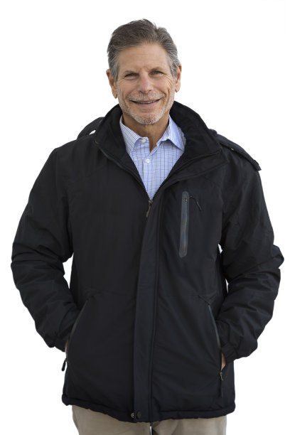 穿着夹克的男人双手插在口袋里，微笑着看着相机图片下载