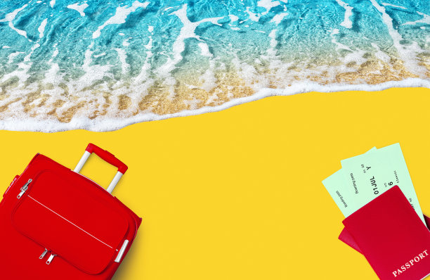 旅游横幅，暑假，度假概念，旅游:热带海岛海滩，蓝色海浪，海水，沙滩，手提箱，红色护照，飞机登机牌，机票顶视图，复印空间图片下载