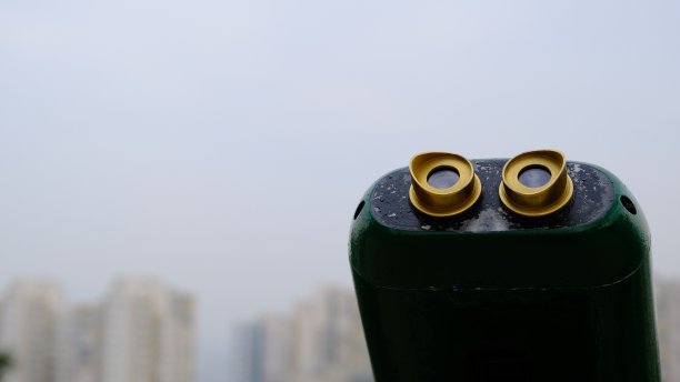 这张照片是用双筒望远镜从托芬区拍摄的，可以看到市中心的公寓和背景。图片下载