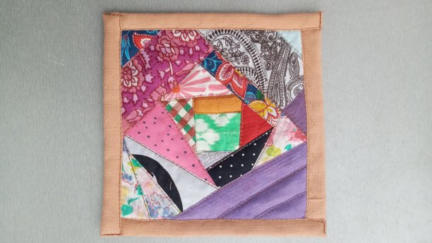 丰富多彩的手工纺织品。彩色织物拼接背景。图片下载