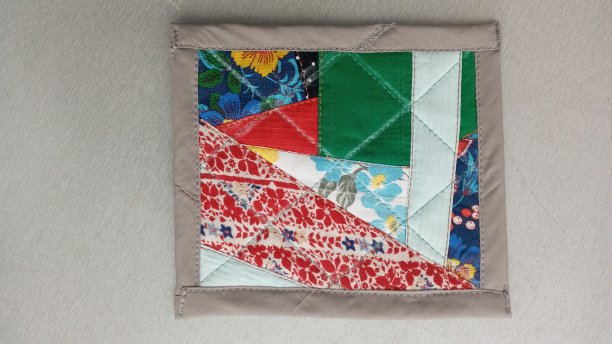 丰富多彩的手工纺织品。彩色织物拼接背景。图片下载