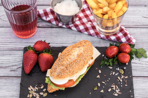 黑石切菜板配芝麻小圆面包配蔬菜、鸡蛋和奶酪。清淡健康的零食图片下载