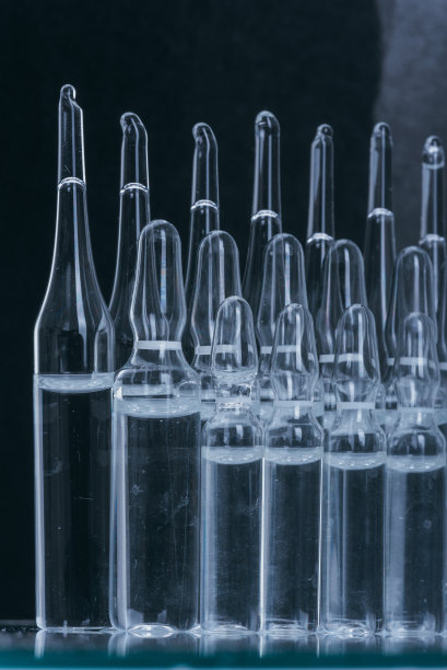 注射用医用玻璃安瓿瓶。药物是干白药物青霉素粉状或液体用水溶液在壶腹中。关闭了。图片下载