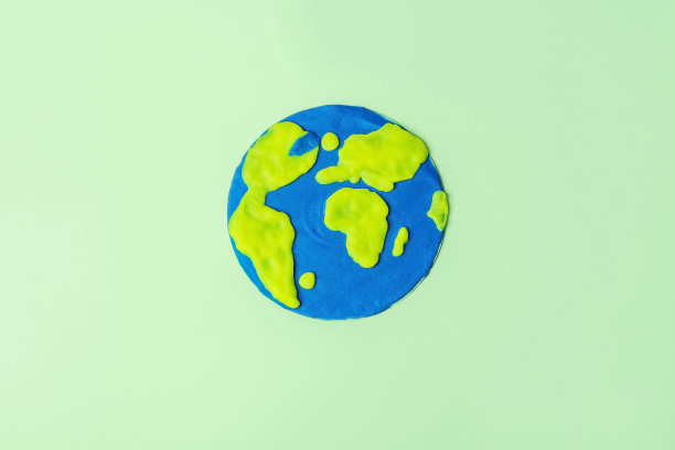 DIY和儿童创造力。一步一步的指导:用CD和橡皮泥制作工艺行星地球。3 .用橡皮泥建模大陆。世界地球日或海洋日图片下载