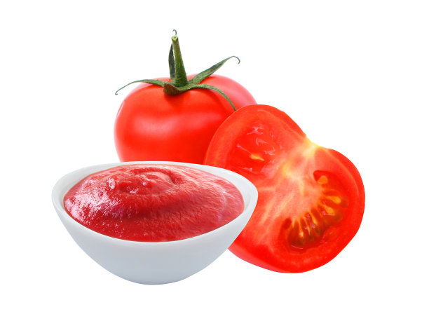 两个红色的西红柿和番茄酱或番茄酱在碗孤立在白色的背景。全番茄和半番茄。图片下载