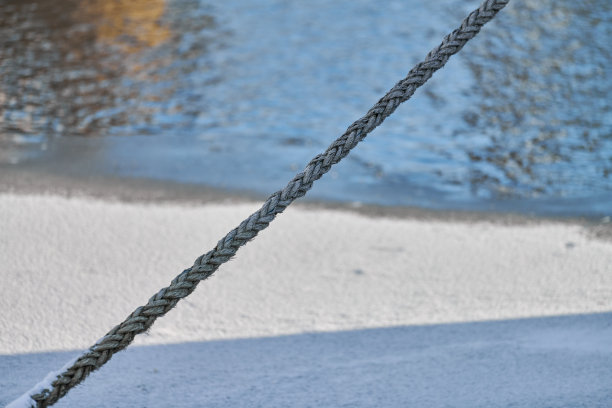 绳子上的背景是冬天的海水，特写图片下载
