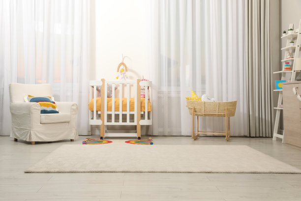 舒适的婴儿房，有婴儿床和其他家具。室内设计图片下载