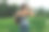 年轻女子饮水训练后在阳光山小山。户外锻炼。健康的生活方式图片下载