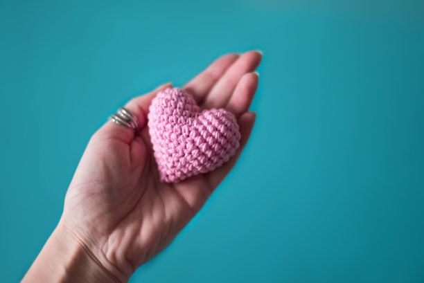 手织着粉红色的心图片下载