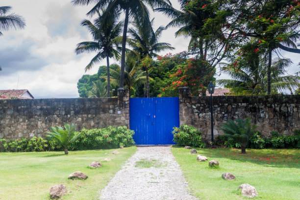 巴西殖民时期的帕拉提村，带有大门的石墙图片下载