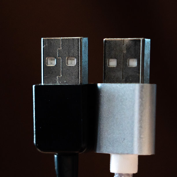 很多usb线。彩色背景上的一堆电线图片下载