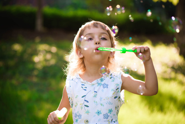 在一个阳光明媚的夏夜，女孩带着泡泡图片下载