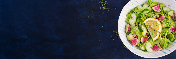 由西瓜、萝卜、黄瓜、芹菜和莴苣叶制成的沙拉。素食食物。膳食菜单。俯视图，头顶，横幅图片下载