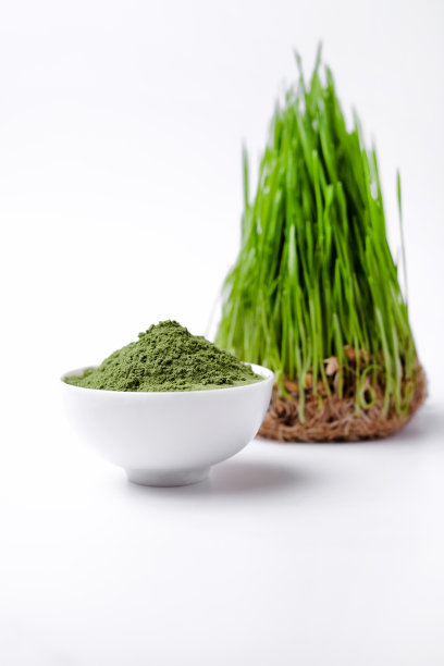 青稞芽草和碗青排毒粉分离上白。Copyspace。图片下载