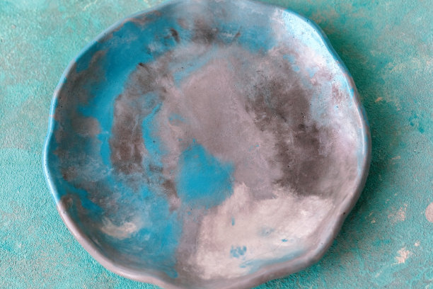 翡翠石盘在混凝土桌上，模型图片下载