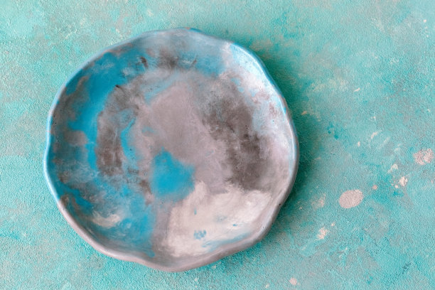 翡翠石盘在混凝土桌上，模型图片下载