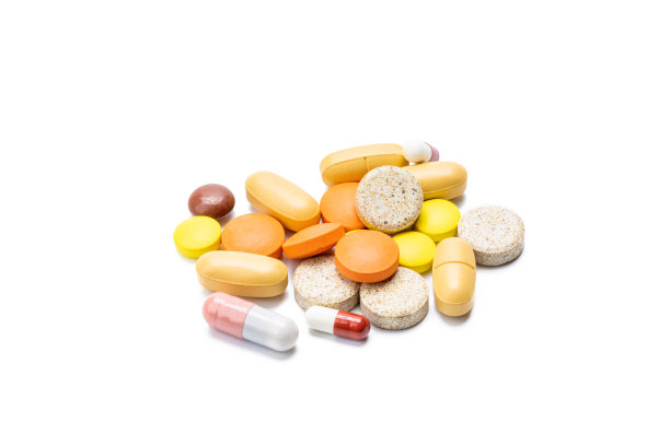 在白色背景下分离的药物。各种药丸和药片被切掉了。药店的概念图片下载