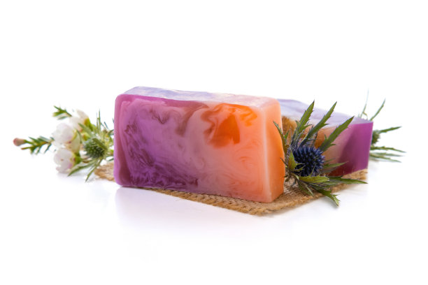手工制作的天然肥皂条上隔离白色图片下载