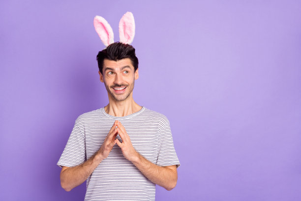 照片鬼鬼祟祟的家伙握着手指看空的空间穿兔子耳朵白色条纹t恤孤立的紫色背景图片下载