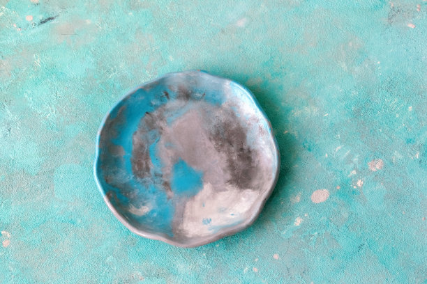 翡翠石盘在混凝土桌上，模型图片下载