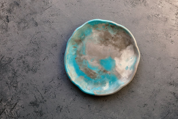 翡翠石盘在混凝土桌上，模型图片下载