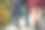 年轻的登山情侣。一对年轻的徒步旅行者在吊桥上行走的照片——从他们的腿和鞋子的角度看。图片下载