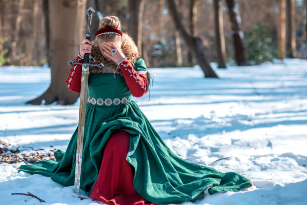 历史上的俄罗斯女王穿着传统服装在户外图片下载