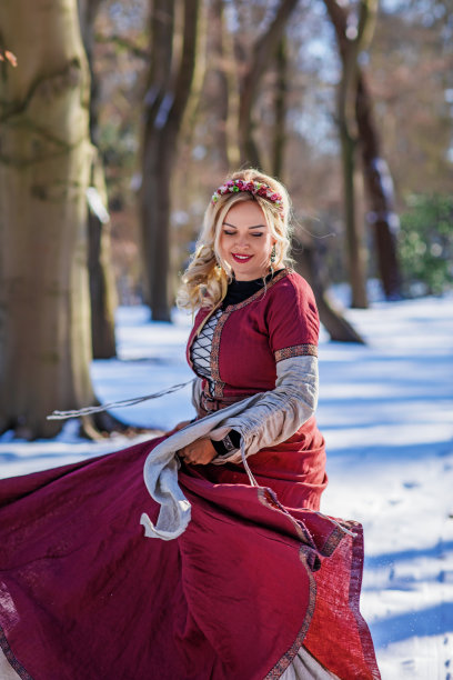 历史上的俄罗斯女王穿着传统服装在户外图片下载
