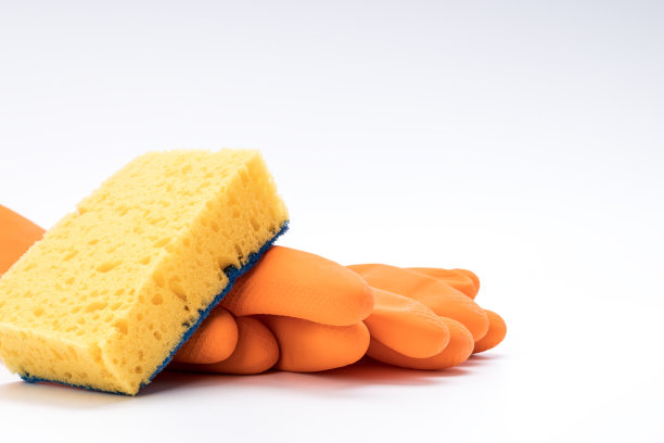 打扫厕所的概念。橡胶手套，清洁海绵和wc凝胶清新剂涂抹器在白色背景上图片下载