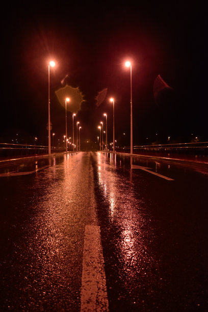 夜晚路面潮湿图片下载