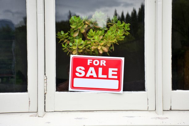 房子窗户上的出售标志图片下载