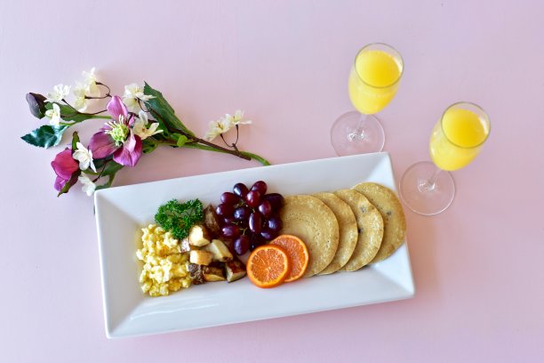 传统的美国早餐，假日庆祝的早午餐和客房服务图片下载