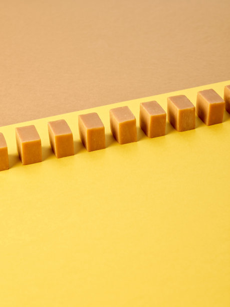 彩色纸背景上的焦糖线图片下载