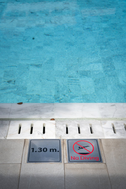 游泳池的金属标牌上写着“禁止跳水”。图片下载