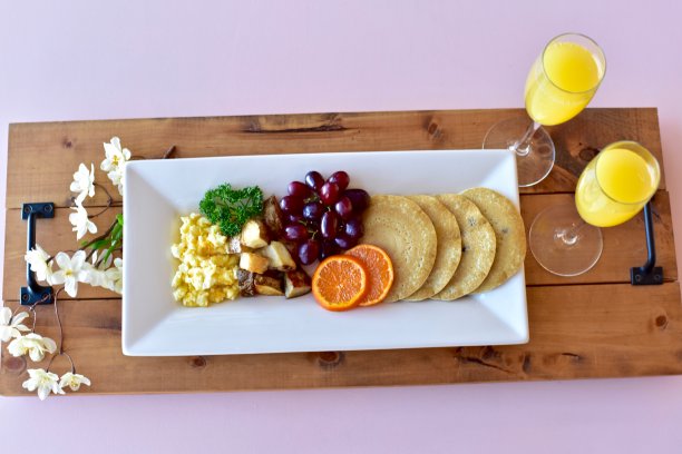 传统的美国早餐，假日庆祝的早午餐和客房服务图片下载