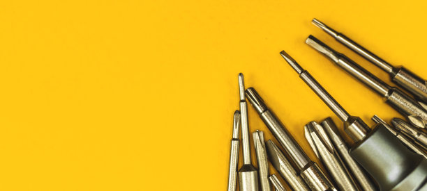 修理设备背景，螺丝刀工具与金属位背景横幅，俯视图和复制空间图片下载