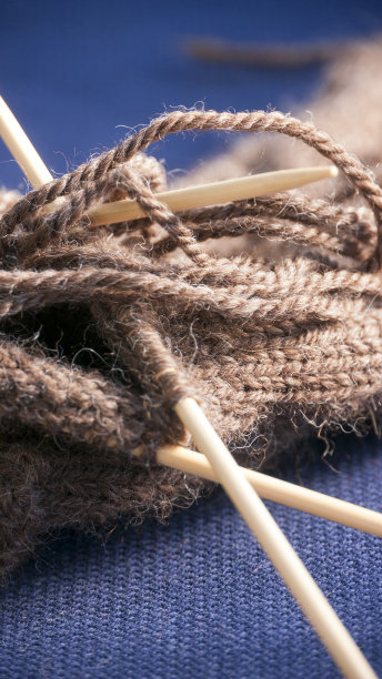 编织针和棕色羊毛图片下载