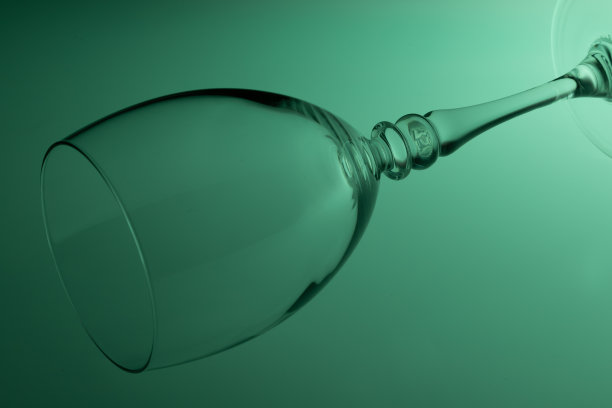 绿色的概念艺术与一个葡萄酒杯在一个工作室图片下载