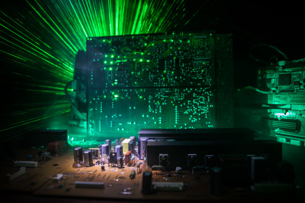 电子微电路的程式化照片。微电路，接触器，电子学，主板。黑色背景。电子器件的微距摄影。图片下载