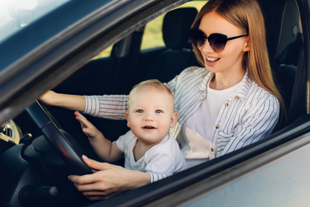 幸福的一家人，妈妈和她的小儿子，都在车里开着暑假，渡假图片下载