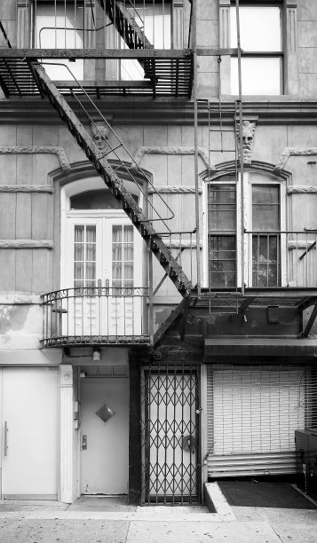 黑色和白色图片的老建筑立面与铁消防逃生，纽约市，美国。图片下载