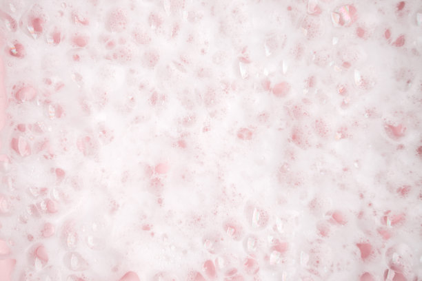 白色泡沫泡沫纹理在粉色柔和的背景，复制空间，横幅为休息室，清洁服务，浴室概念，清洁，洗液肥皂，沐浴露，洗发水图片下载