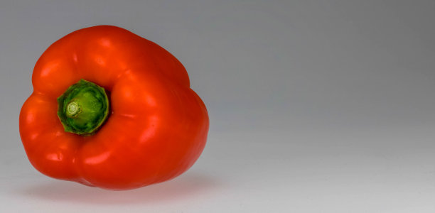 红色灯笼椒孤立在白色背景上。将文本放置在右侧。图片下载