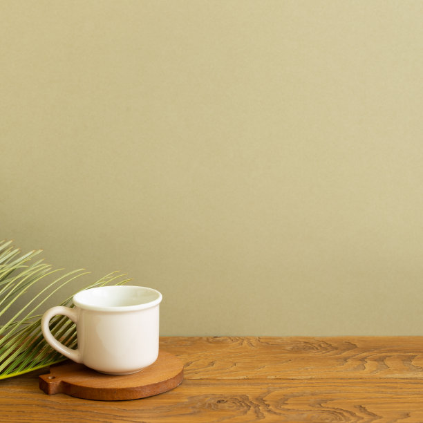 咖啡杯放在木桌上。卡其色米色背景图片下载