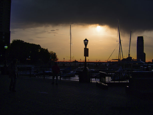 纽约的夏日日落和天际线图片下载